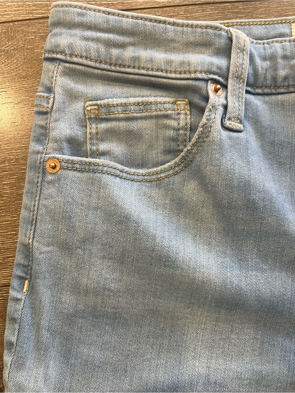 Universal Thread Light Wash High Rise Jeans - Picture 3 of 9